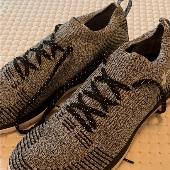 Under Armour running shoes - Picture 6 of 9